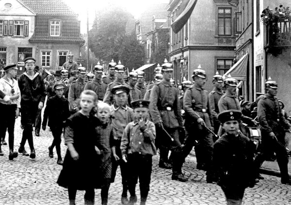 Mit Marschmusik ging es an die Westfront. Die Soldaten marschieren gerade auf der Hauptstraße und biegen zum Bahnhof nach Asemissen ab.  - © privat