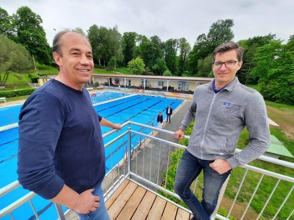 Rolf Stanislawski (links) und Frank Erbs, Betreiber des Schiederaner Freibades, haben am Wochenende die Freibad-Saison - zunächst nur für Mitglieder - eröffnet. Auch Dagmar Schultz (unten), Vorsitzende des Fördervereins, und Bürgermeister Jörg Bierwirth, waren dabei. - © Michaela Weiße(LZ)