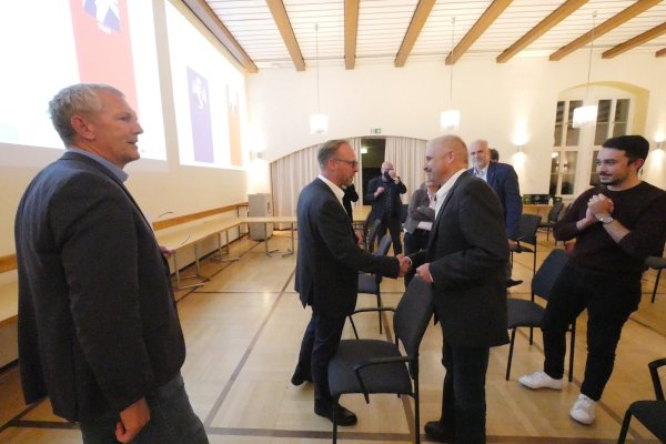 Der nur knapp unterlegene Kandidat der CDU und FDP, Heinz Blome (links), gratuliert dem künftigen Bürgermeister Heinz-Dieter Krüger (SPD). Noch-Bürgermeister Stefan Rother (ganz links) hat das Ergebnis kurz vorher verkündet. Ganz rechts freut sich der SPD-Stadtverbandsvorsitzende Celil Çelik. Im Hintergrund steht Rüdiger Krentz (Zweiter von rechts), der auch als parteiloser Kandidat für die Bürgermeister-Wahl angetreten war und für die Stichwahl dann SPD-Mann Krüger unterstützt hatte. Foto: Jost Wolf - © Jost Wolf