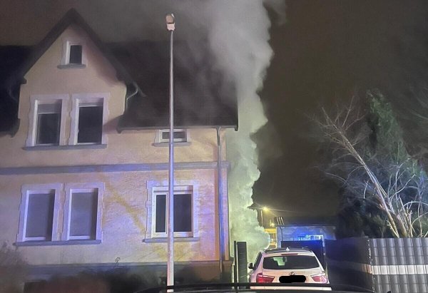 Durch den Kellerbrand wurden mehrere Menschen verletzt. - © Feuerwehr Minden