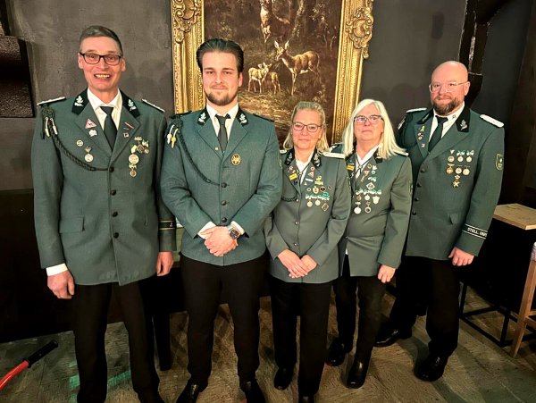 Neue Führung bei den Schützen aus Sonneborn: (von links) Stefan Begemann, Glenn Trompeter, Sonja Niemeier, Anja Müller, Sven Eisenhauer (es fehlen: Linus Strohmeier und Nils Läger) - © Rudi Rudolph