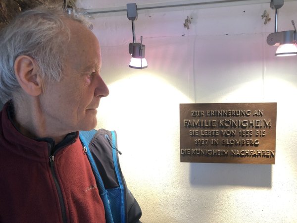 Im Blomberger Stadtarchiv, der Alten Synagoge, erinnert eine Bronzetafel an Familie Königheim. Die Familie wurde von den Nazis aus Blomberg vertrieben und soll laut Stadtarchivar Dieter Zoremba am Kurzen Steinweg einen der ersten der sieben Stolpersteine erhalten, und zwar vor dem Volksbank-Gebäude. - © Silke Buhrmester