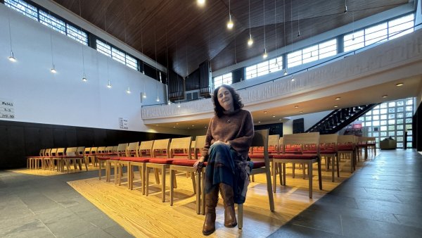 Pfarrerin Steffie Langenau in der Auferstehungskirche. Die hellere Bestuhlung ist vor gut drei Jahren aufgestellt worden. - © Sven Kienscherf
