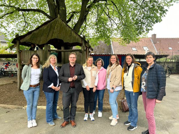 Der Detmolder SPD-Landtagsabgeordnete Dennis Maelzer macht sich bei der Weertschule in Detmold einen Eindruck über die Herausforderungen bei der Inklusion in Schulen. - © Wahlkreisbüro Dennis Maelzer