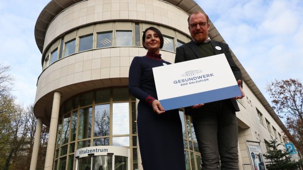 Anna Lisa Davidovic und Volker Stammer zeigen das neue Logo: Aus dem Vitalzentrum und damit der "Staatsbad Salzuflen GmbH" wird die "Gesundwerk Salzuflen GmbH". - © Alexandra Schaller