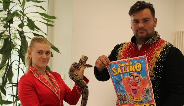 Michelle Sperlich hält Schlange "Anna" in der Hand, neben ihr steht Franjo Urban. Der Circus Salino gastiert in Pivitsheide. - © Chiara Wibbeke