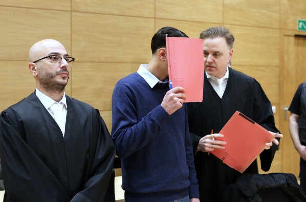 Der angeklagte Syrer wird von Baris Devtletli (links) und Burkhard Benecken (rechts) vertreten. Der Antrag seiner Verteidiger, seinen Haftbefehl aufzuheben, ist abgelehnt worden. MT-Foto: - © Alex Lehn