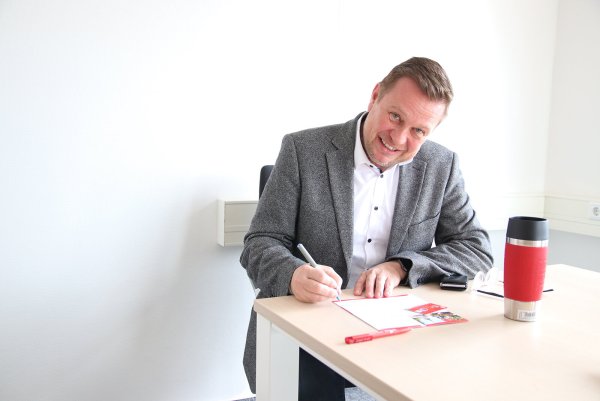 Alexander Baer unterschreibt und wird damit Mitglieder der Hochschulgesellschaft. - © Büro Alexander Baer