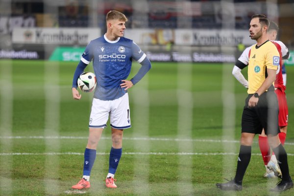 Arminia-Stürmer Julian Kania wartet in aller Seelenruhe darauf, den Elfmeter gegen Viktoria Köln zu versenken. - © Oliver Krato