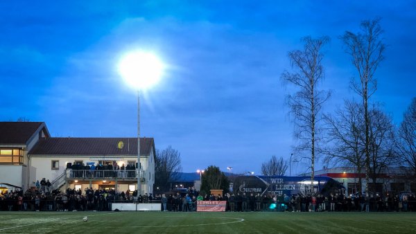 Die Flutlichtanlagen auf Detmolds Sportplätzen sollen in den kommenden Jahren nach und nach auf LED-Technik umgerüstet werden. Der Sportplatz in Jerxen-Orbke kommt 2027 an die Reihe. - © Archivfoto: Raphael Bartling