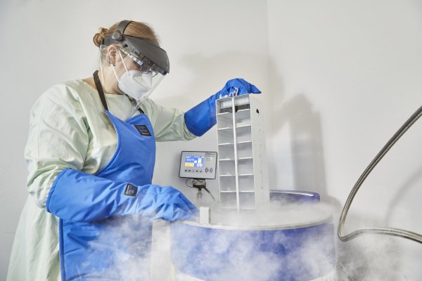 Mit flüssigen Stickstoff werden die Proben von Covid-19-Patienten am Klinikum Lippe tiefgekühlt, bis auf 196 Grad Celsius. Entnahme und Lagerung sind streng standardisiert, um eine gute Grundlage für die bundesweite Forschung zu haben.  - © Klinikum Lippe