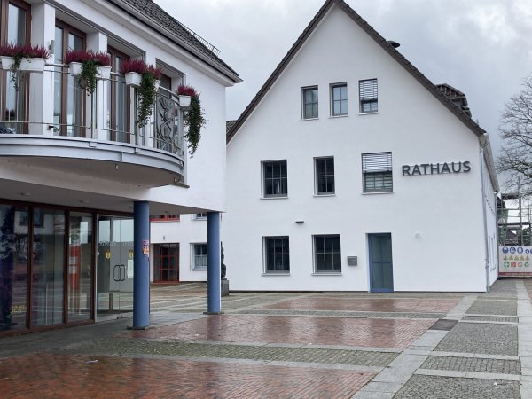 Der Bereich vor dem Rathaus samt Straße soll im nächsten Jahr umgebaut werden. - © Cordula Gröne