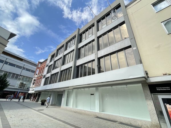 Das ehemalige H&M-Gebäude am Gehrenberg sollte eigentlich saniert werden. Nun wird abgerissen und neu gebaut. Links von der Immobilie ist auch das nebenstehende denkmalgeschützte Gebäude zu sehen, an dessen Höhe sich der Neubau orientieren soll. - © Natalie Gottwald