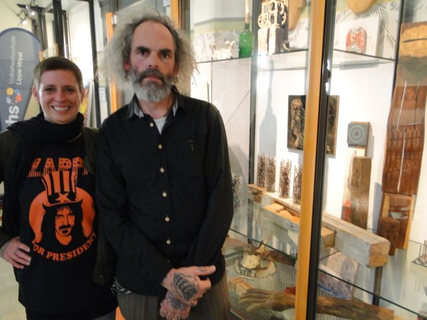 Das nordlippische Künstlerpaar Susen-Ann Sandrock und Nils Grube zeigt im Technikum eine Werkschau. Dabei nutzen die Aussteller auch die Vitrinen im ersten Obergeschoss des Hauses. - © Hajo Gärtner