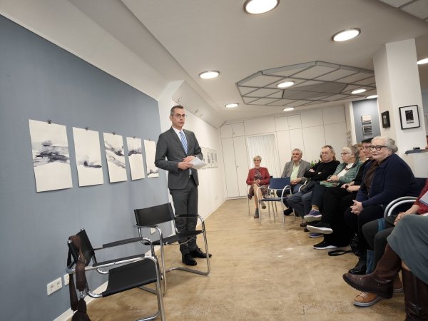 Bürgermeister Jörg Bierwirth eröffnete die Ausstellung "Schattenland" in der Galerie Haus Bachrach. - © Kunstverein Schieder-Schwalenberg