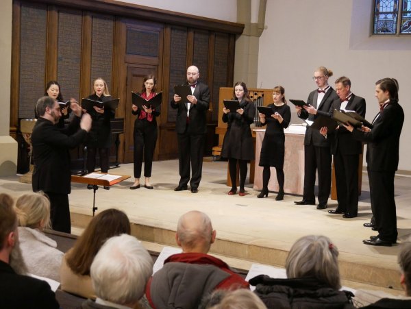 Liebeslieder aus vier Jahrhunderten. Der Opernchor des Landestheaters fesselt unter Leitung von Chordirektor Francesco Damiani in kammermusikalischer Besetzung mit feinfühligen Liebesliedern in der Marktkirche. - © Thomas Krügler