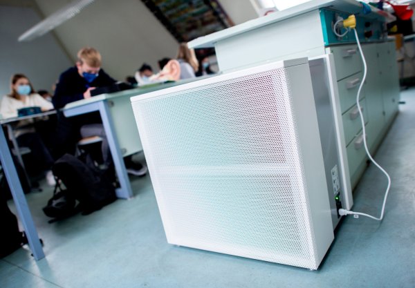 Solch eine Lüftungsanlage (Beispiel), möchte eine Elterninitiative gerne für die Grundschule Bösingfeld anschaffen lassen. Doch die Politik lehnt den Antrag ab. - © Symbolfoto: Hauke-Christian Dittrich/dpa