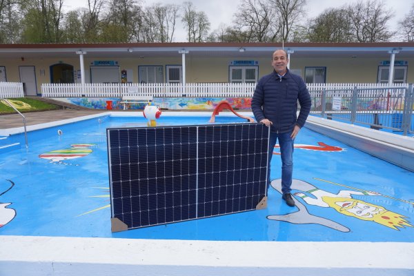 Rolf Stanislawski, Betreiber des Schiederaner Freibades, zeigt eines der Module, die auf der Überdachung der Terrasse installiert worden sind. - © Michaela Weiße(LZ)
