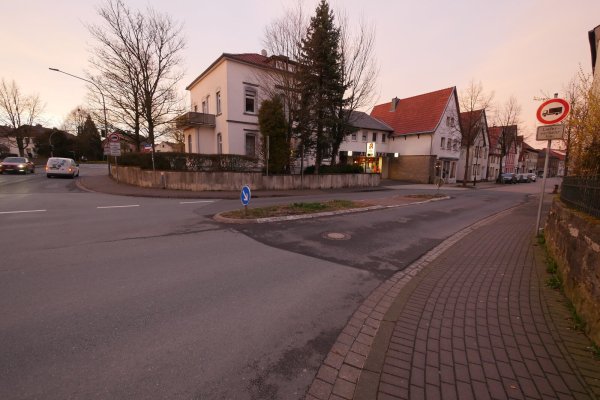 Hier könnte an der Fußgängerfurt ein zusätzlicher Zebrastreifen den Schulweg sicherer machen. - © Jost Wolf