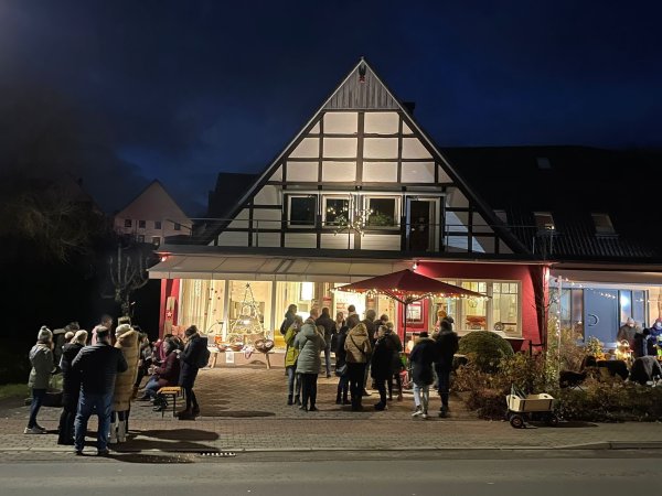 Sechs kleine Stände waren im Dorf verteilt. Bei einem Spaziergang kauften die Lother nebenbei die weihnachtliche Deko ein oder verpflegten sich – ohne Gedrängel und unter Einhaltung der Corona-Regeln. - © Heimat- und Verkehrsverein