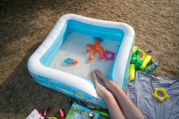 Auch ein kleines Fußbad zwischendurch kann bei großer Hitze helfen. Dazu braucht es noch nicht mal einen Pool. - © Sebastian Gollnow/dpa