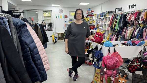 Sandra Rzehanek in ihrem Laden "WearAgain" in der Dammstraße. - © Sven Kienscherf