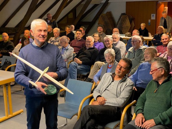 Uwe Molck spricht in einem gutbesuchten Vortrag des Oerlinghauser Heimatvereins im Bürgerhaus über die Anfänge des Segelfliegens in der Bergstadt. Foto: Horst Biere - © Horst Biere