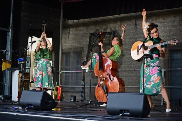Die Zucchini Sistaz begeistern auf faszinierende Weise dreistimmig singend. - © Nicole Ellerbrake