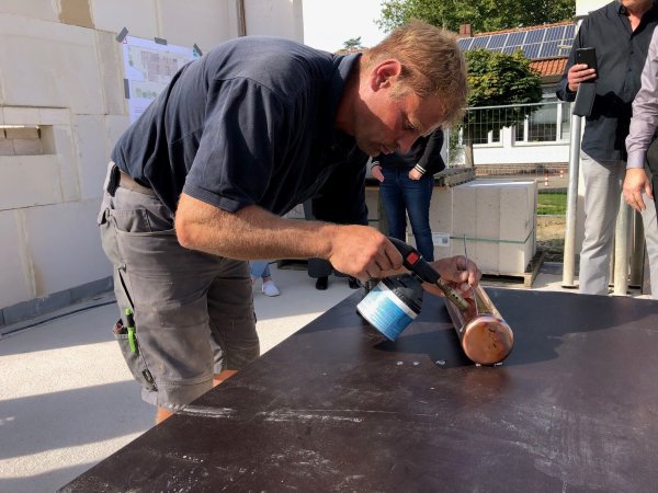 Polier Sergej Braun verlötet die Zeitkapsel, in der sich unter anderem das aktuelle Eben-Ezer-Magazin, eine LZ und Kinderbilder befinden. Gleich wird das Behältnis in eine Innenwand der neuen Kita eingemauert. - © Thomas Reineke