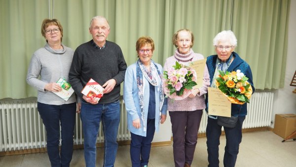Engagierte Sängerinnen und Sänger (von links): Marianne Robrecht, Walter Mees, Vorsitzende Waltraud Weber, Thekla Haas und Liesel Holzgräwe. - © Uli Klappstein