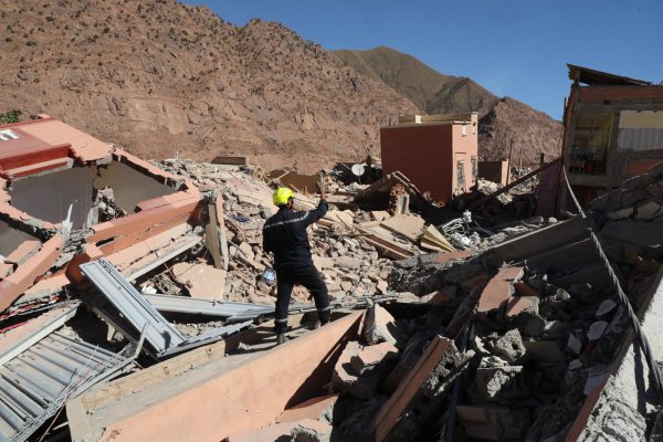 Ein Mitglied der Rettungskräfte sucht nach Überlebenden. Das Erdbeben der Stärke 6,8 ereignete sich 70 km südlich von Marrakesch und war eines der stärksten und tödlichsten in der Geschichte Marokkos. - © Khaled Nasraoui/dpa