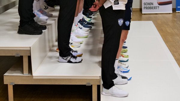 Mit frischem Schuhwerk in die neue Bundesligasaison. Die TBV-Handballer nahmen am Dienstag Aufstellung fürs Mannschaftsfoto. - © Jörg Hagemann