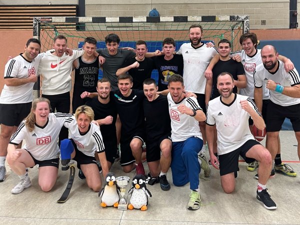Bei der Sportnacht des Gymnasium zählt der Teamgeist, denn es gibt auch ungewöhnliche Aufgaben, die gemeistert werden müssen. - © Jens Bilstein