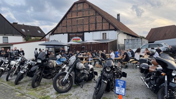 Etwas voller als bei dieser Veranstaltung vor ein paar Wochen dürfte es wohl am vergangenen Wochenende im Vogtweg 6 in Tintrup gewesen sein. Der rechte Youtuber Tim Kellner feierte seinen 50. Geburtstag. - © Archivfoto: Silke Buhrmester