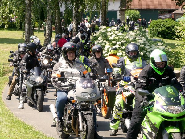 Rund 120 Biker starten zur Ausfahrt durch das lippische Bergland. - © Rudi Rudolph