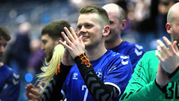 Der Dank an die mitgereisten Fans: Nico Timm, der Bad Salzufler feiert den Auswärtssieg und seinen Geburtstag. - © Oliver König