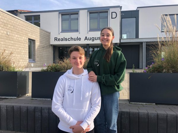Die Schülersprecher Younes Belhadj und Bianca Benchea zeigen den Hoodie mit dem neuen Logo der Augustdorfer Realschule. - © Edith Kemeny