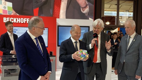 Bundeskanzler Olaf Scholz besucht die Hannover Messe 2025. - © Matthias Bungeroth