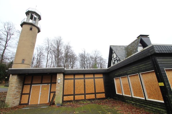 Bleibt vorerst stehen: Die Lemgoer Kommunalpolitiker haben den Beschluss über den möglichen Abriss der Waldschänke am Aussichtsturm vertagt. Auch ein Verkauf der Immobilie wird wieder diskutiert. - © Jens Rademacher
