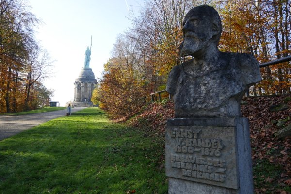 Das Hermannsdenkmal ist geschlossen. Trotzdem genießen an einem schönen Novembertag einige Menschen die Herbststimmung auf der Grotenburg. - © Jost Wolf