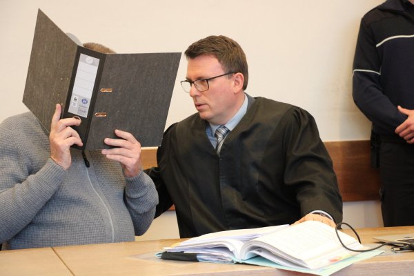 Verteidiger Jens Rabe bespricht sich zum Prozessauftakt mit seinem Mandanten (noch 71). Der wird ebenfalls von Dr. Hennig Schuhmann vertreten. - © Janet König