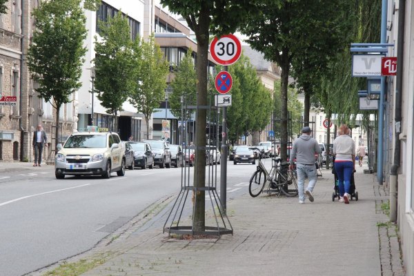 Beim landesweiten Fußverkehrscheck sollen Detmolder Bürger während einer Begehung ihre Erfahrungen über problematische oder verbesserungswürdige Stellen mitteilen. - © Cordula Gröne
