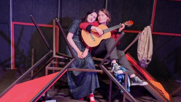 Die beiden Hauptfiguren Leonce und Lena werden gespielt von Simone Fischer (links) und Laura Just. - © Freie Waldorfschule Lippe-Detmold