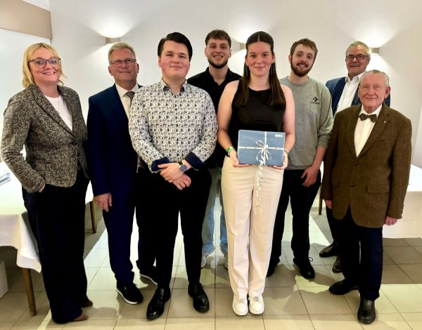 Bei der Freisprechung: IHK-Hauptgeschäftsführerin Svenja Jochens, Holger Lemke, Präsident Dehoga Lippe, Maximilian Christoph von der Windmühle Fissenknick, Jason Kröker vom Landgasthaus Begatal, Prüfungsbeste Vivien Steinmair von Jan´s Restaurant, Emil Möller vom Landgasthaus Begatal, Rainer Grabbe, Kreis Lippe und Uwe Beimfohr, Ehrenpräsident Dehoga Lippe (von links). - © Dehoga
