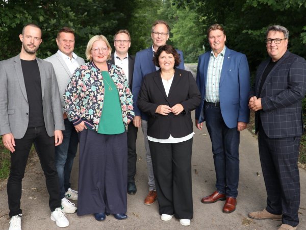 Haben die Vier-Tage-Woche genau unter die Lupe genommen (von links): Philipp Kielhorn (Autohaus Markötter) Landtagsabgeordneter Alexander Baer, Andrea Hegerbekermeier (Geschäftsführerin der Kreishandwerkerschaft Paderborn-Lippe), Landtagsabgeordneter Dennis Maelzer, Daniel Salewski (erster Bevollmächtigter der IG Metall Detmold), Landtagsabgeordnete Ellen Stock, ihr Bundestags-Kollege Jürgen Berghahn und Henrik van Gellekom (Pflegedienstleiter Klinikum Bielefeld). - © SPD Lippe