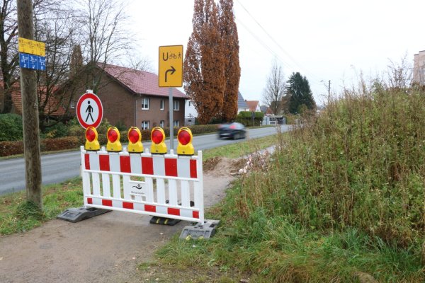 Der Gehweg parallel zur Salzufler Straße ist nun offiziell von der Stadt gesperrt worden. Eine Umleitung für Fußgänger und Radfahrer ist ausgeschildert worden durch das angrenzende Wohngebiet. - © Alexandra Schaller