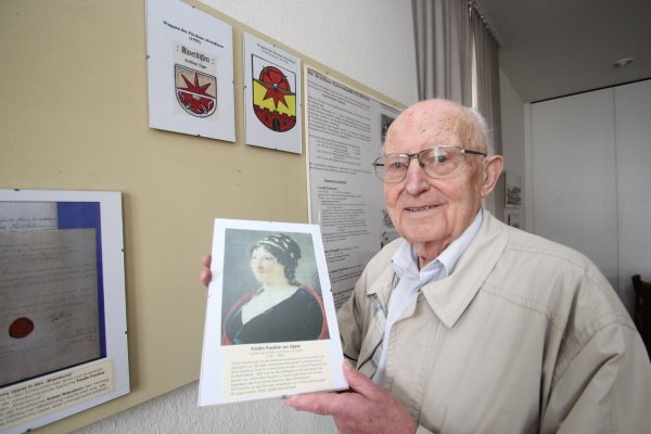 Helmuth Welsch zeigt auf diesem Archivfoto von 2021 ein Bild von Fürstin Pauline. - © Jens Rademacher