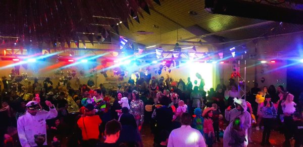 Eine galaktische Kinderkarnevalsparty haben die jüngsten Schlänger im Bürgerhaus gefeiert. - © Gemeinde Schlangen