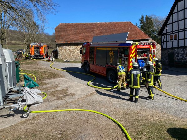 Glücklicherweise hat das Feuer nicht auf den Pferdestall übergegriffen. Die Feuerwehr Dörentrup hatte die Flammen schnell unter Kontrolle. - © Feuerwehr Dörentrup