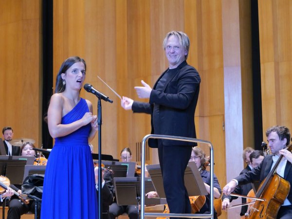 Perfektes Zusammenspiel mit Ironie und Witz. Sopranistin Leonor Amaral brilliert mit dem NWD-Orchester unter Leitung von Vilmantas Kaliunas gestisch wie klanglich ausdrucksstark. - © Thomas Krügler